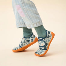Lade das Bild in den Galerie-Viewer, Affenzahn Hausschuh Baumwolle Movy Hase

